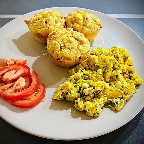 Käse-Schinken Muffins mit Rührei und Tomaten