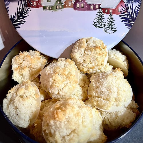 Kokosmakronen in weihnachtlicher Keksdose