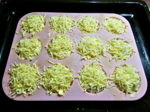 Käse-Schinken Muffins mit geriebenen Käse