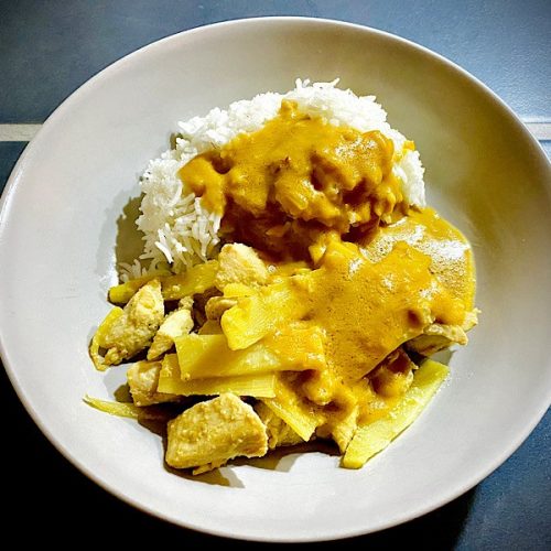 Gebratenes Hähnchen in Erdnusssoße mit Basmati Reis
