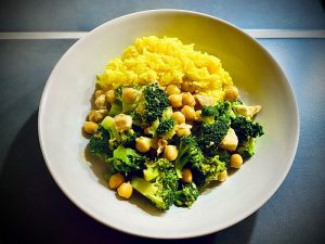 Kokos-Curry Hähnchen mit Kichererbsen & Brokkoli