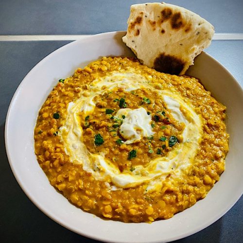 Rotes Linsen Dal mit Naan Brot