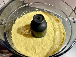 Fertige Knoblauchpaste mit Salz und Olivenöl