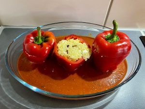 Gefüllte Paprika mit Couscous in Tomatensoße