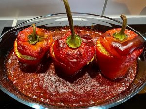 Gefüllte Paprika mit Couscous in Tomatensoße aus dem Ofen