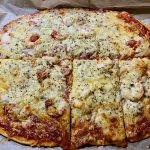 Pizza mit Thunfisch, Shrimps und Chorizo