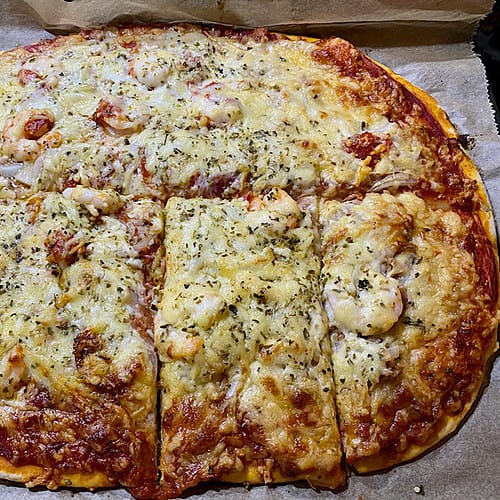 Pizza mit Thunfisch, Shrimps und Chorizo