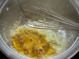 Vorbereitungen für Currysoße für Currywurst