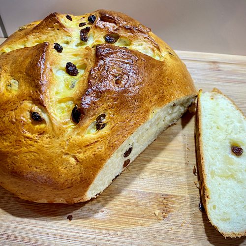 Osterbrot mit Rosinen