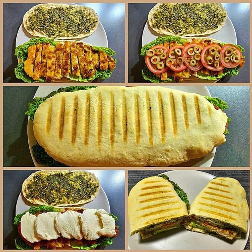 Panini mit Salat, Hähnchen, Tomaten, Oliven, Mozzarella & Pesto