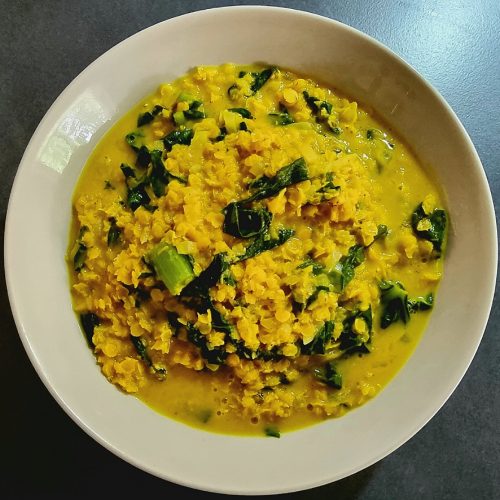 Rotes Linsen Curry mit Mangold