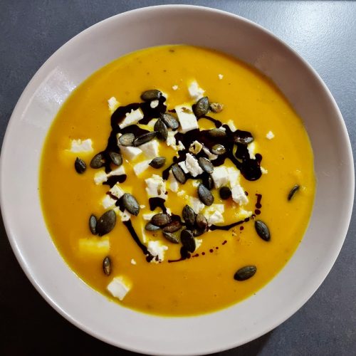 Kürbissuppe mit Feta, Kürbiskernen und Kürbiskernöl als Topping
