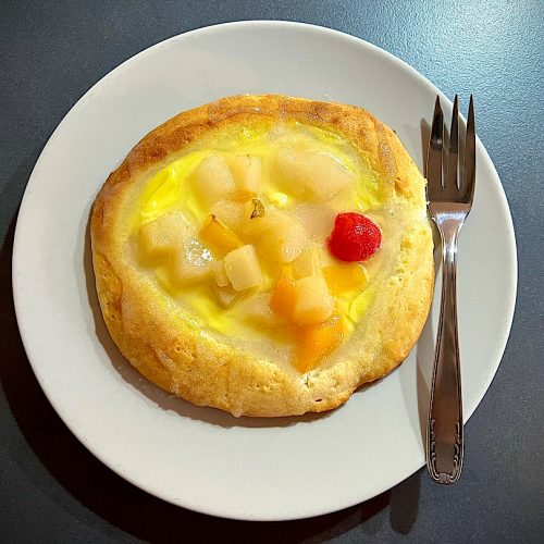 Einfaches Puddingteilchen mit Obst