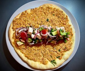 Türkische Pizza mit Salat belegt