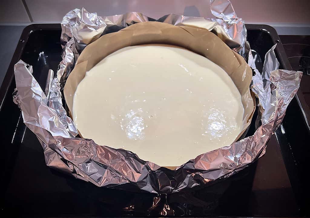 Cheesecake mit Alufolie ummanteln