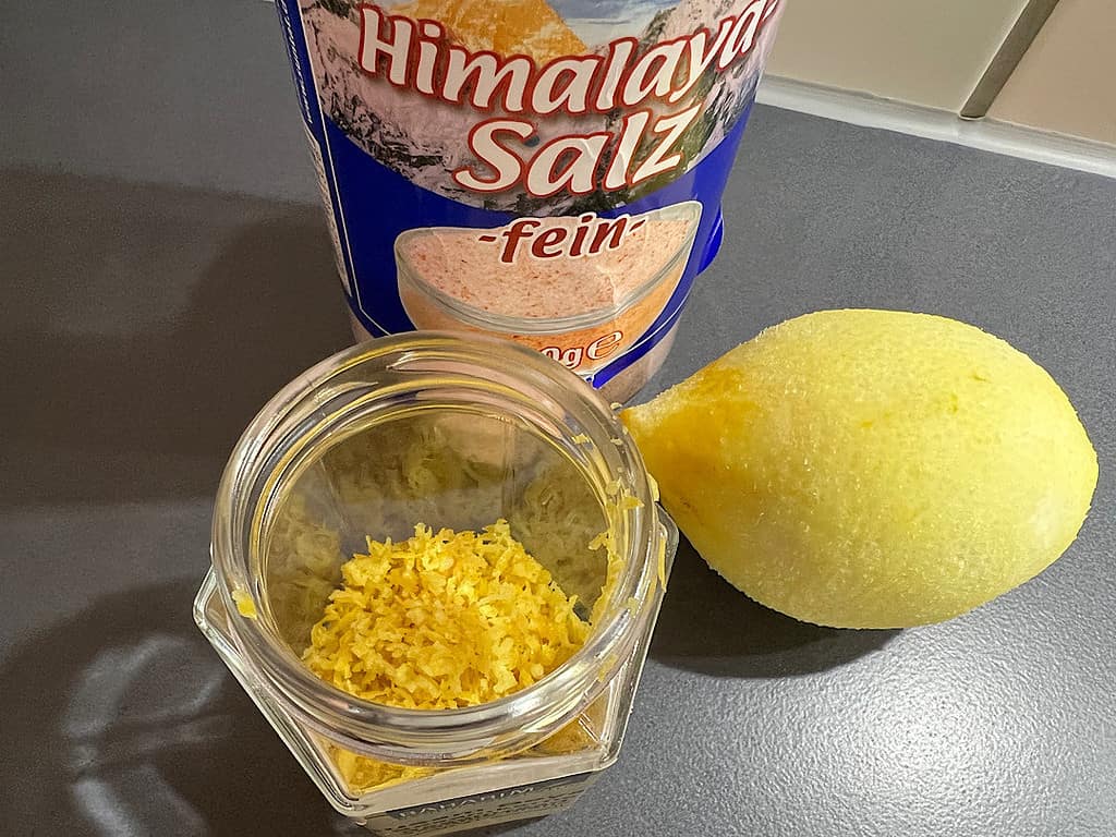 Frisch geriebene Zitrone mit Salz vermengen