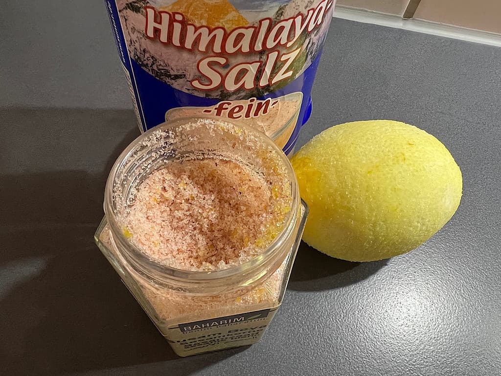 Zitronenabrieb vermengt mit Himalaya Salz
