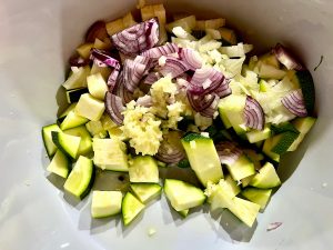 Zucchini, Zwiebel und Knoblauch in Olivenöl