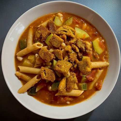 Einfache Minestrone mit Parmesan Brotchips