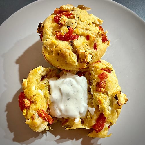 Tomaten-Feta Muffins mit Crème Fraîche Dip
