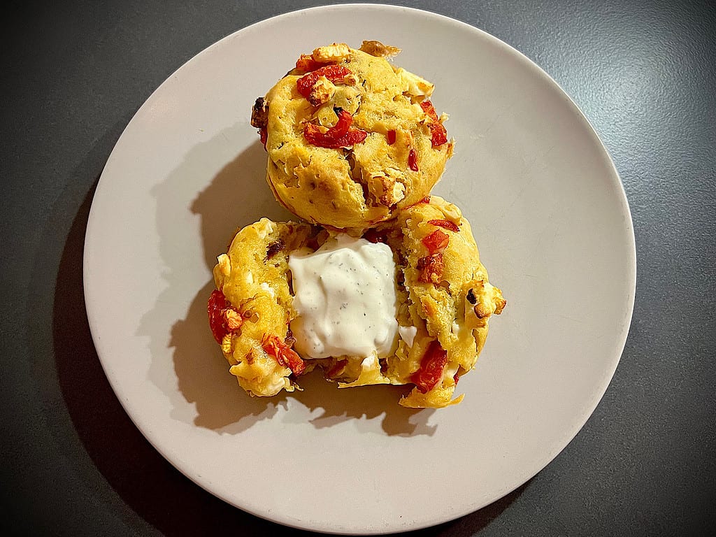 Tomaten-Feta Muffins mit Crème Fraîche Dip