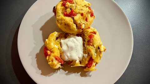 Tomaten-Feta Muffins mit Crème Fraîche Dip