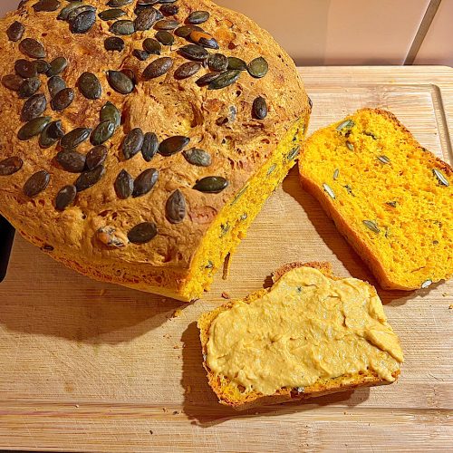 Kürbisbrot mit Hummus