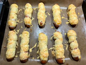 Blätterteig Hot Dogs mit Käse
