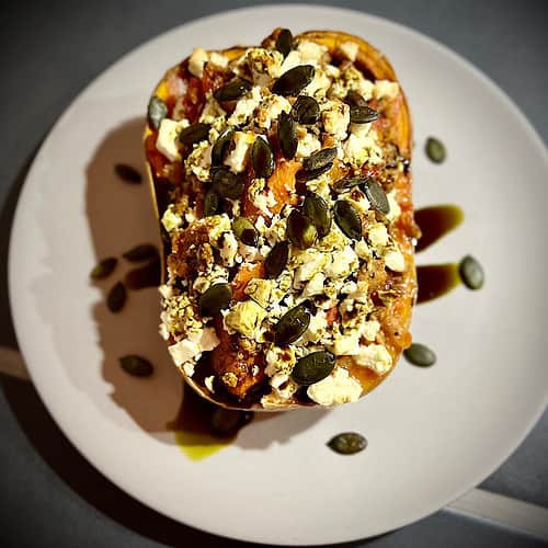 Gefüllter Butternut Kürbis mit Hack, Feta, Kürbiskerne und Kürbiskernöl