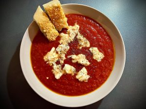 Einfache Tomatensuppe mit Mozzarella & Parmesan Focaccia
