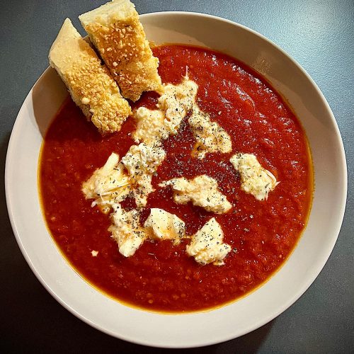 Einfache Tomatensuppe mit Mozzarella & Parmesan Focaccia