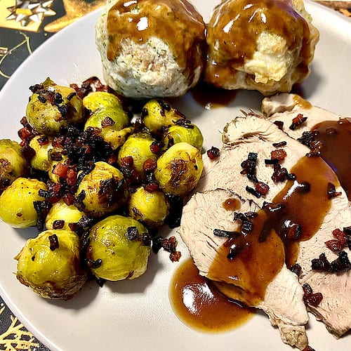 Schweinebraten mit Rotweinsoße, Semmelknödel und Rosenkohl