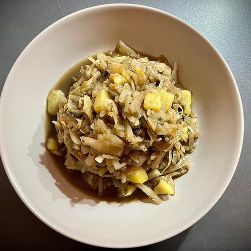 Rustikaler Kohleintopf mit Pilzen (vegan)