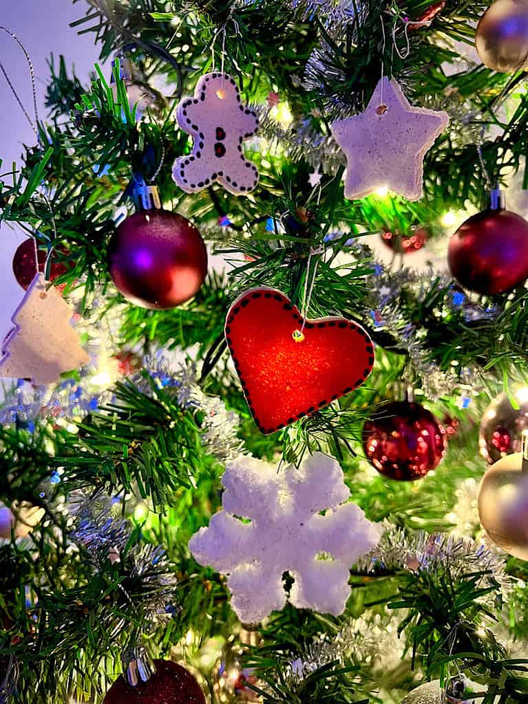 Rotes Herz, Lebkuchenmann, Stern und Tannenbaum aus Salzteig am Weihnachtsbaum