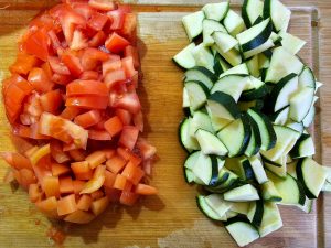 Tomaten und Zucchini geschnitten