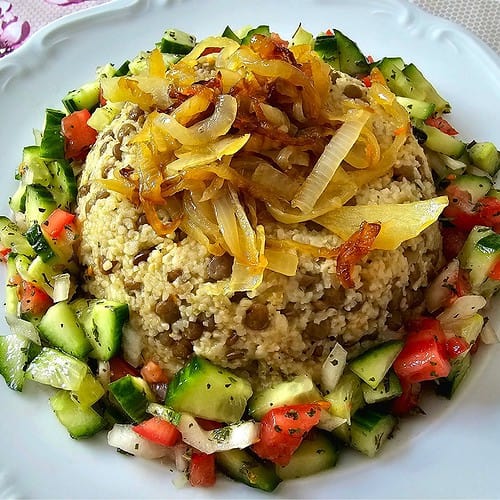 Mujaddara - Linsen mit Bulgur, Röstzwiebeln & Salat