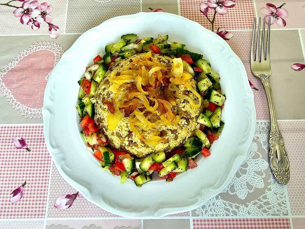 Mujaddara - Linsen mit Bulgur, Röstzwiebeln & Salat