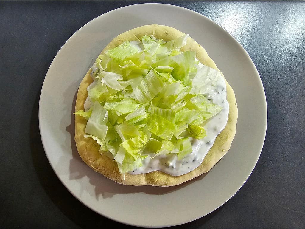 Frischer Tzatziki mit Eisbergsalat auf selbst gemachtem Pitabrot