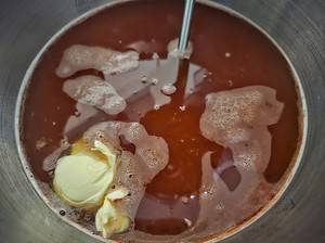 Nudelwasser mit Butter und Tomatenmark