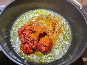 Butter, Tomaten- & Paprikamark, Paprikapulver und Salz