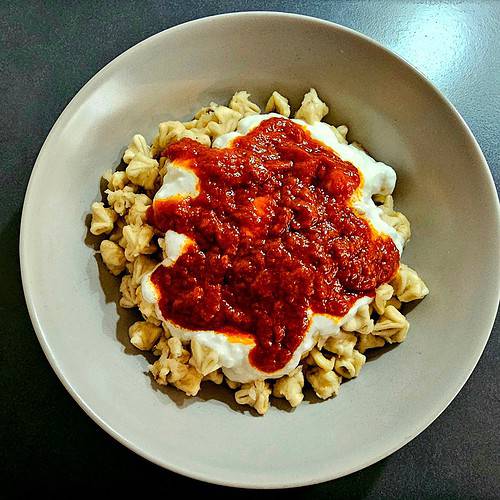 Manti - Türkische Teigtaschen mit Joghurt & Soße