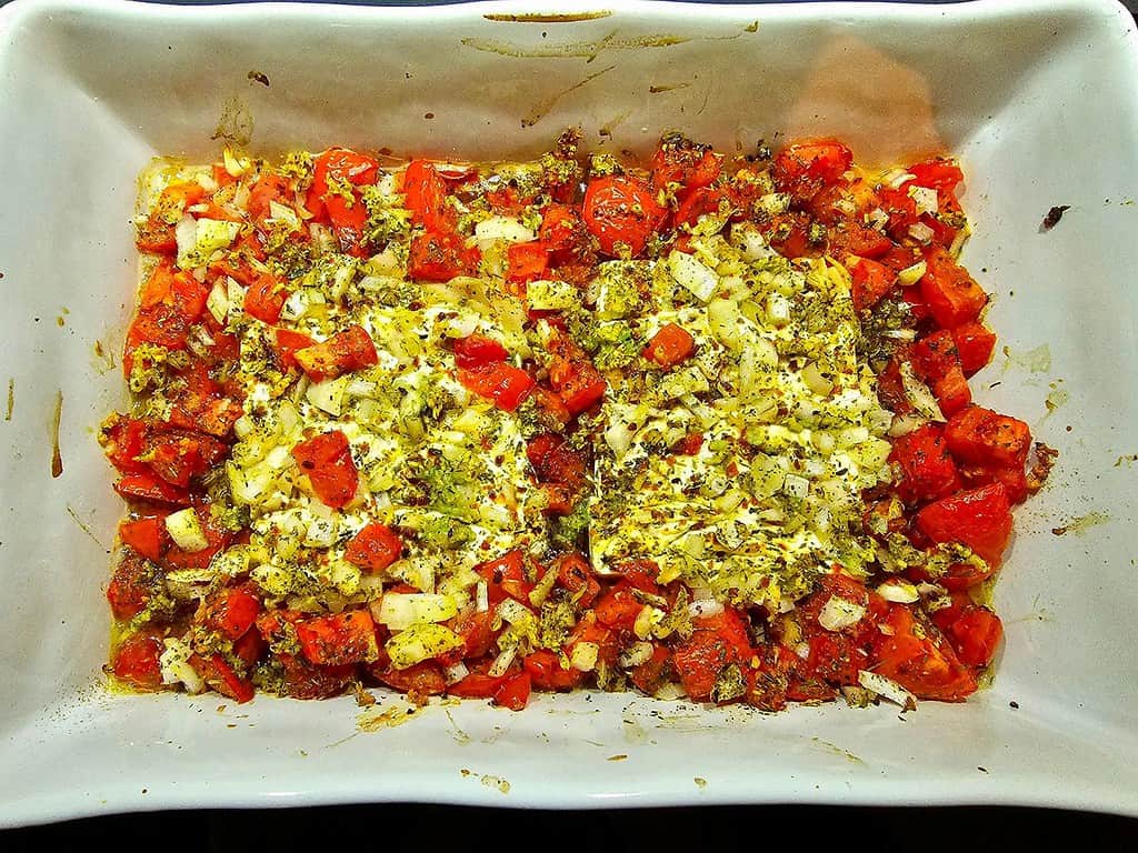 Frisch aus dem Ofen: Feta mit Tomaten, Zwiebel, Knolauch, Olivenöl & Just Spices Feta Gewürz