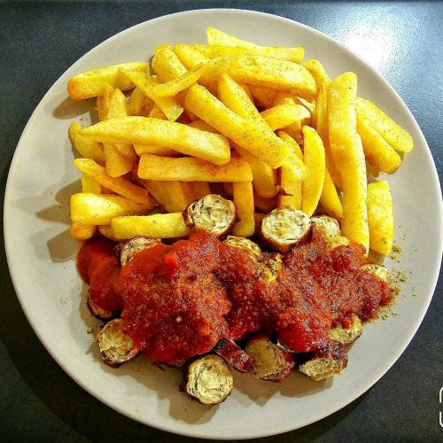 Pommes Currywurst mit selbst gemachter Currywurstsoße