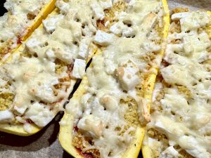 Gefüllte Zucchini mit Käse überbacken