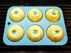 Fertig gebackene Donuts in Silikonform