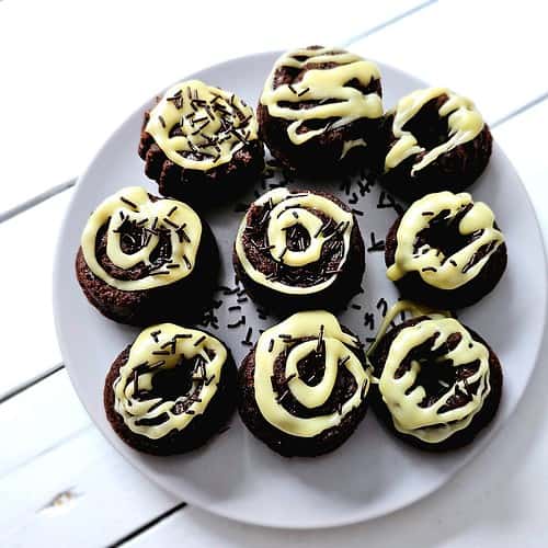 Schokomuffins mit weißer Schokoglasur