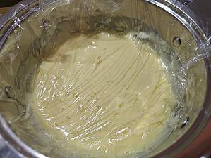 Vanillepudding mit Frischhaltefolie abdecken, um Puddinghaut zu verhindern