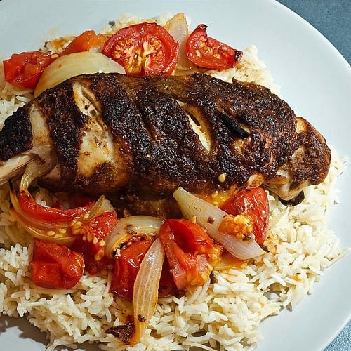 Baharat Hähnchen auf Reis mit Gemüse