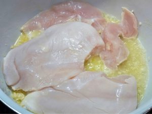 Hähnchenbrust in Butter & Knoblauch anbraten