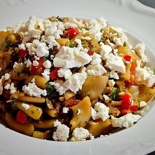 Vegetarische Nudelpfanne mit Feta